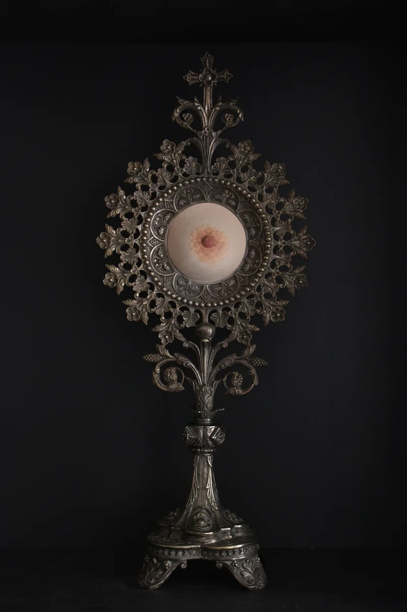 Ver Sacrum, reliquary-like sculptural object on a dark background